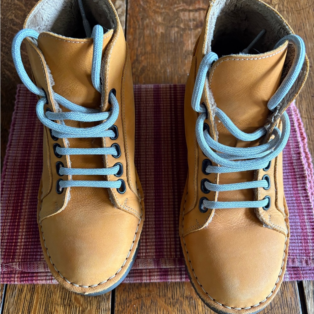 On Foot lace up leather boots